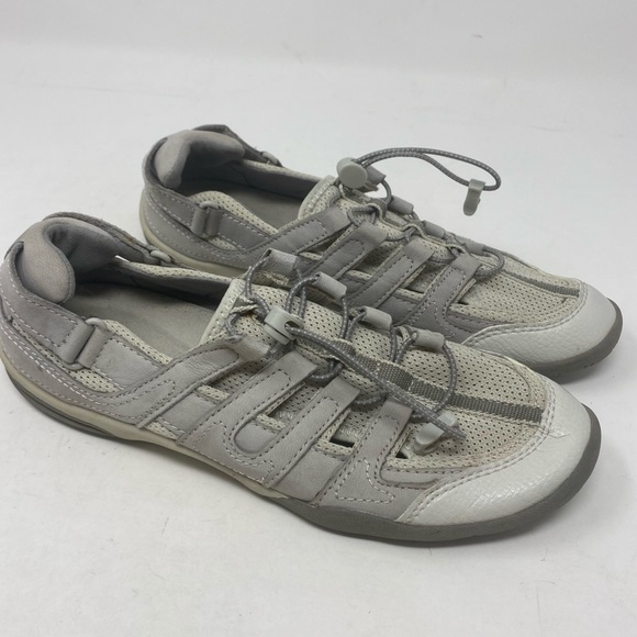 Clarks Shoes - Clarks women’s sneakers size 8